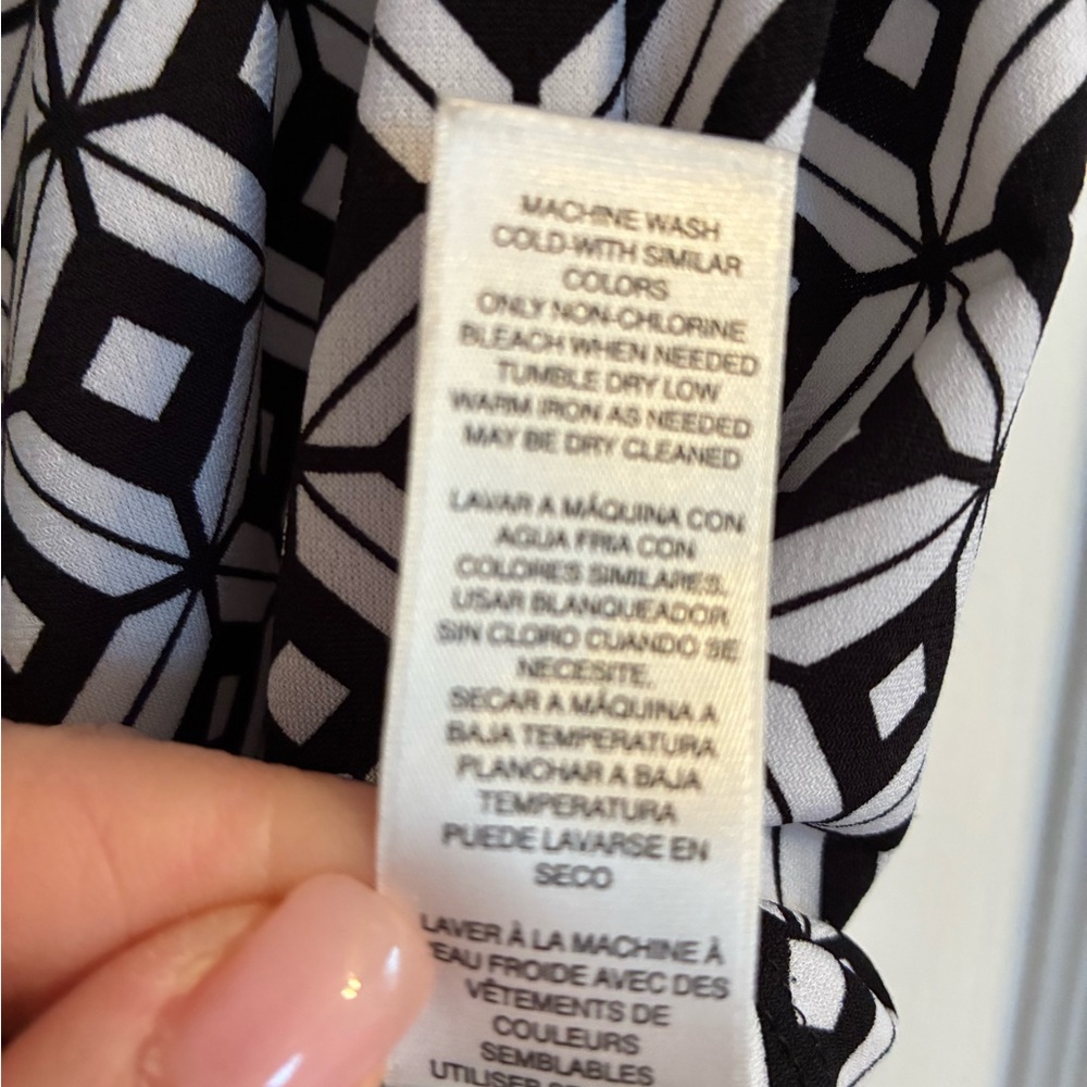 White House Black Market 2 women's Patterned sleeveless Tops. - Picture 12 of 12